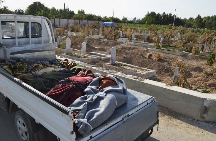 © Reuters. Corpos de vítimas de suposto ataque com gás são carregadas em caminhão em Damasco, na Síria