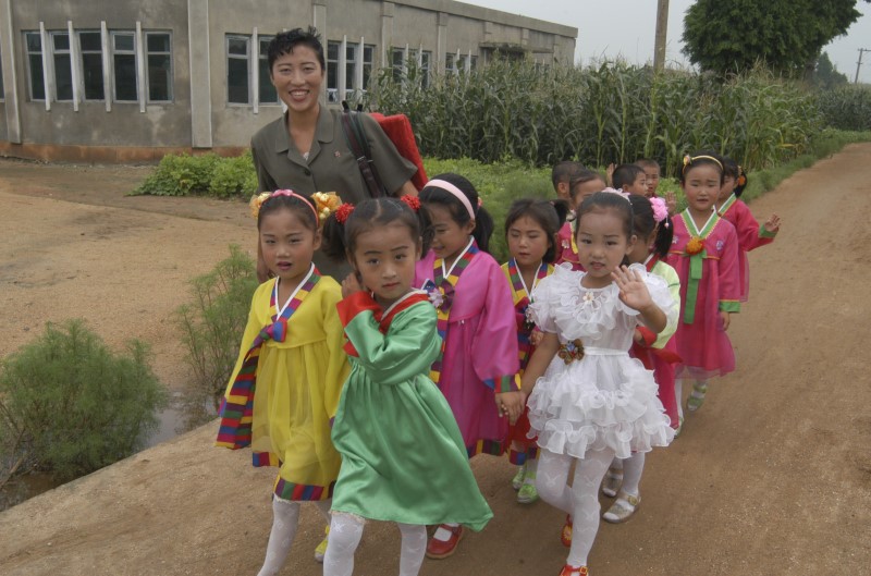 © Reuters. Mulher e crianças norte-coreanas andam em cidade perto de Pyongyang, na Coreia do Norte