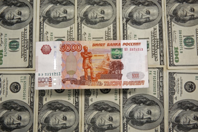 © Reuters. A picture illustration shows U.S. Dollar and Russian Ruble banknotes in Sarajevo