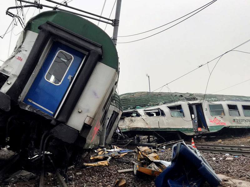 © Reuters. Il treno deragliato lo scorso 25 gennaio a Pioltello, vicino a Milano