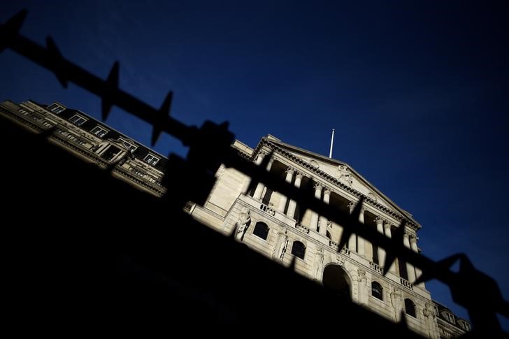 © Reuters. بنك إنجلترا المركزي يركز مجددا على خفض التضخم مع تعافي الاقتصاد