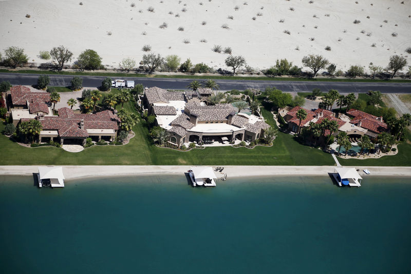 © Reuters. FILE PHOTO: Homes with boathouses built around an artificial lake are seen in Indio