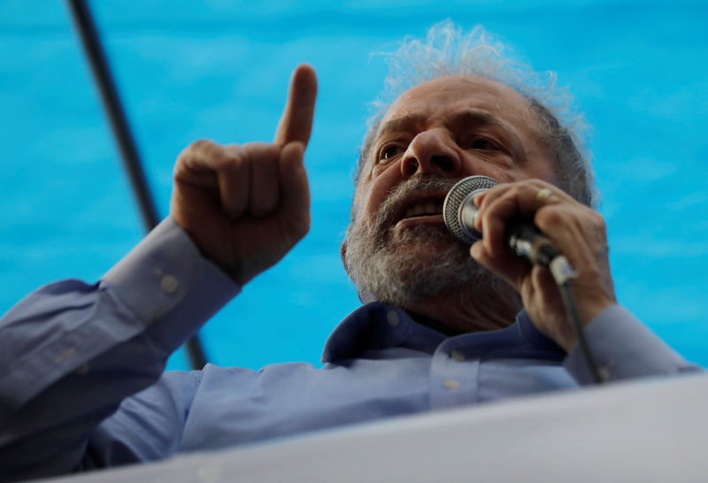 © Reuters. Ex-presidente Luiz Inácio Lula da Silva discursa em Porto Alegre