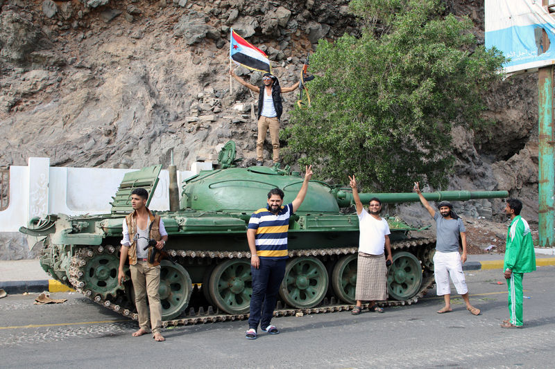 © Reuters. Separatistas do sul do Iêmen posam com tanque em Áden