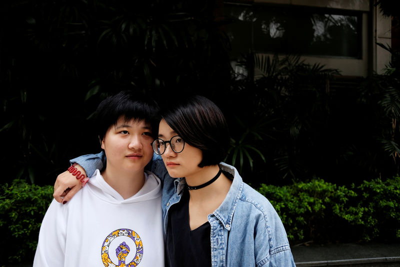 © Reuters. Zhang Leilei and Xiao Meili pose in Guangzhou