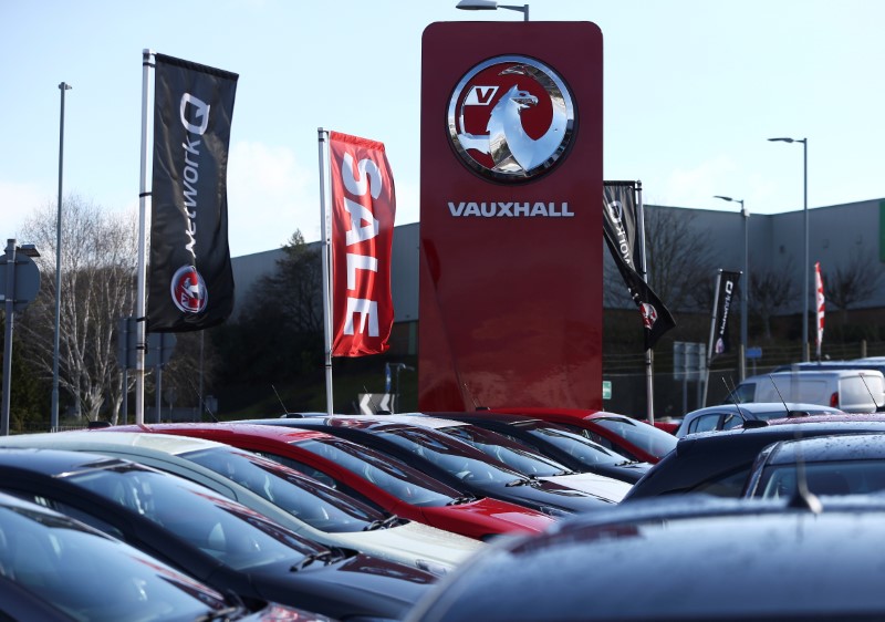 © Reuters. FILE PHOTO: Vauxhall cars are seen for sale at a car show room near Vauxhall's plant in Luton