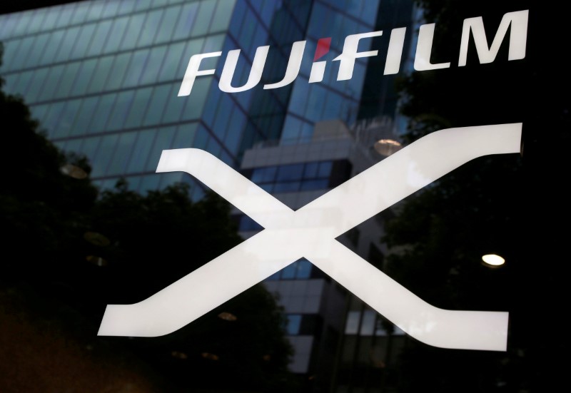 © Reuters. FILE PHOTO: Fujifilm's company logo is seen at its exhibition hall nearby the headquarters of Fujifilm Holdings Corp in Tokyo