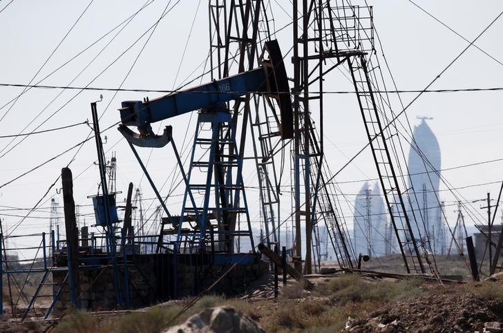 © Reuters. Станок-качалка на нефтяном месторождении близ Баку