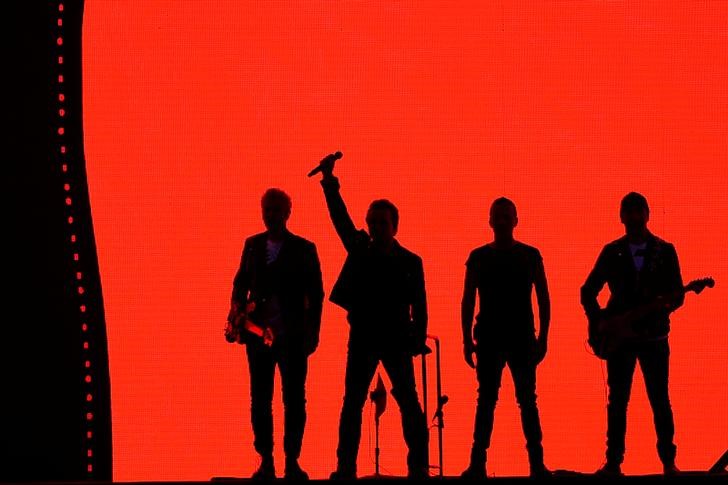 © Reuters. U2 gana el caso por plagio de la canción en el álbum "Achtung Baby"