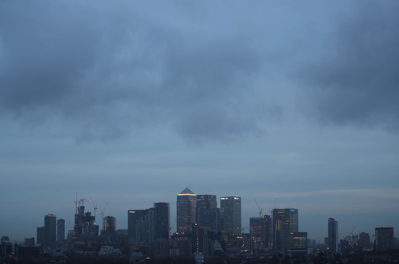 © Reuters. The Canary Wharf financial district is seen during early morning mist from Greenwich Park in London