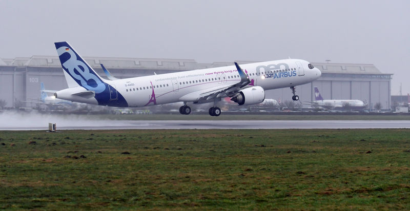 © Reuters. An Airbus A321LR takes off during a presentation of the company's new long range aircraft in Hamburg-Finkenwerder