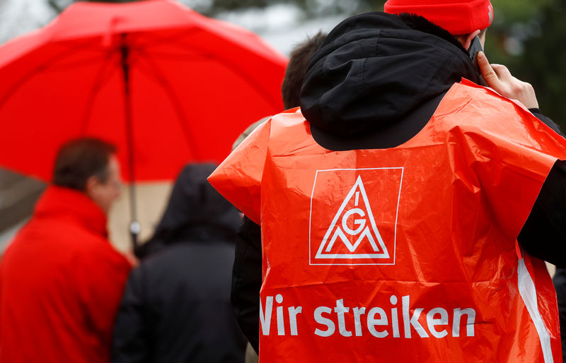 © Reuters. La industria alemana, en huelga para demandar más sueldo y menos horas