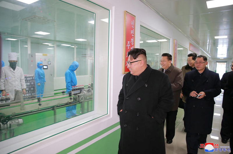© Reuters. KCNA picture of North Korean leader Kim Jong Un giving field guidance at the Pyongyang Pharmaceutical Factory
