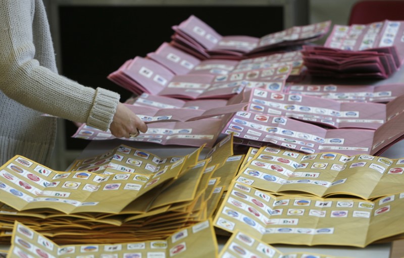 © Reuters. Febbraio 2013, spoglio dei voti in un seggio elettorale di Roma
