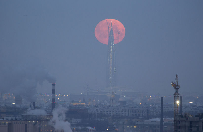 © Reuters. Lua cheia é vista em São Petersburgo, na Rússia