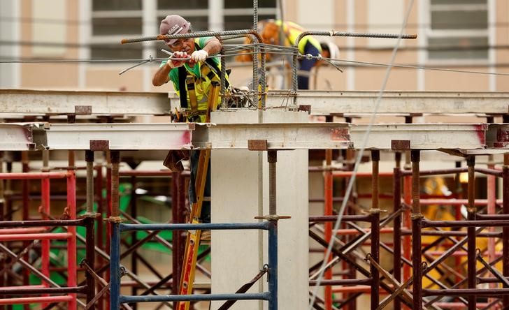 © Reuters. FILE PHOTO - Constructions workers are seen at a new building site in Silver Spring, Maryland