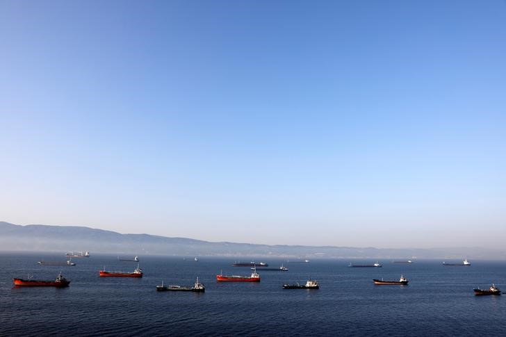 © Reuters. Нефтеналивные танкеры ждут очереди для входа в доки НПЗ Tupras в Измите
