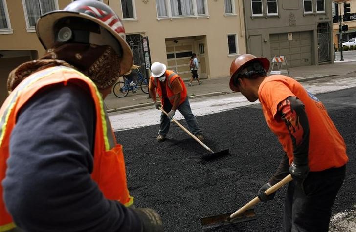 © Reuters. FILE PHOTO - Workers spread asphalt on street in San Francisco