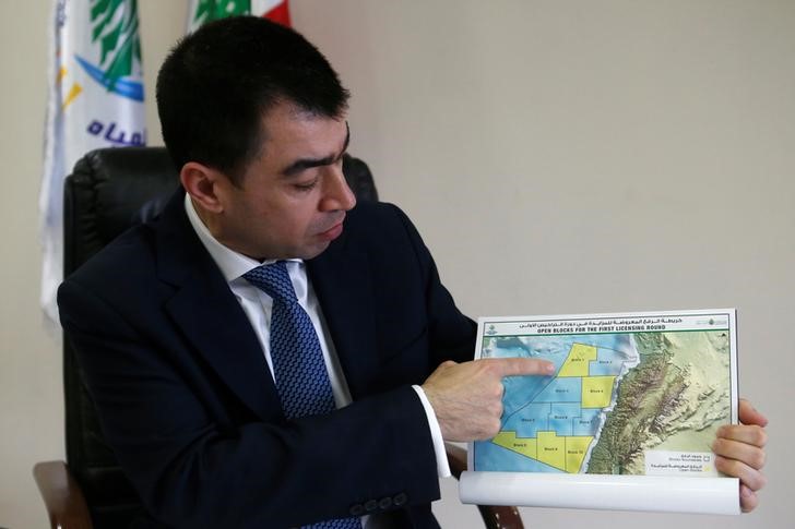 © Reuters. Minister of Energy and Water Cesar Abou Khalil shows a map of Lebanon with sea blocks for oil and gas licensing, during a news conference in Beirut