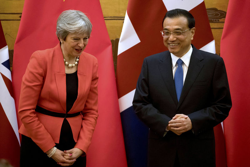 © Reuters. Premiê britânica, Theresa May, e premiê chinês, Li Keqiang, em Pequim