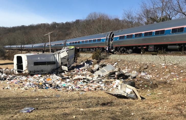 © Reuters. Trem colide com caminhão de lixo em Crozet, na Virgínia