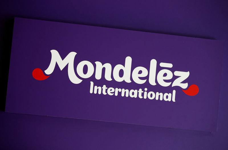 © Reuters. FILE PHOTO: Logo of Mondelez International is pictured at the company's building in Zurich