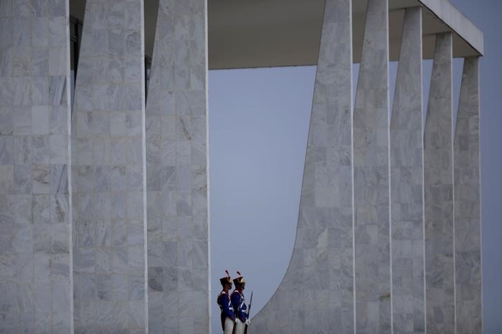 © Reuters. Soldados em frente do Palácio do Planalto