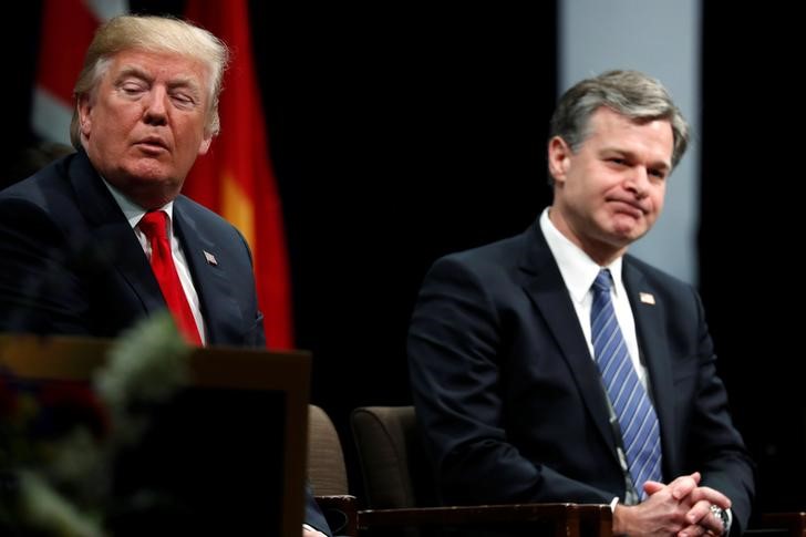 © Reuters. Trump participa de cerimônia com diretor do FBI Christopher Wray