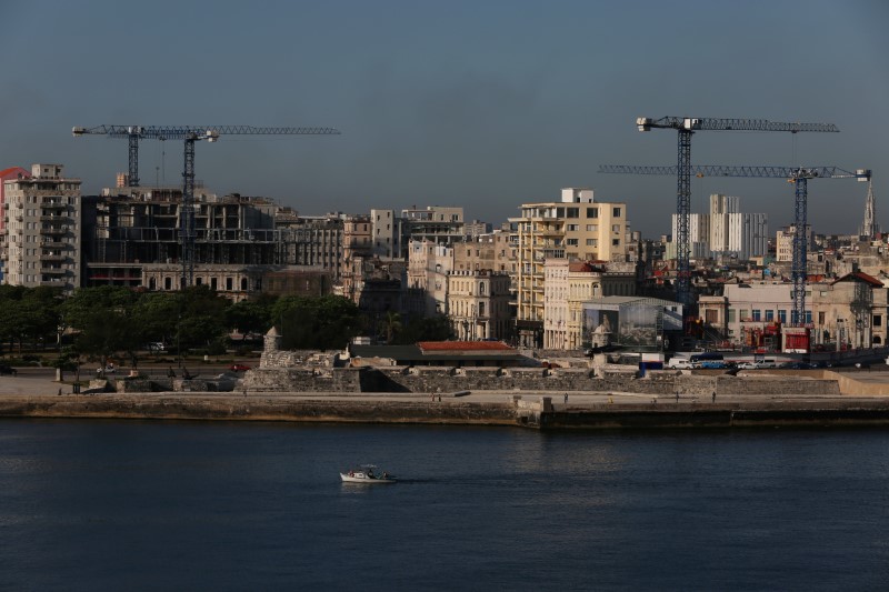 © Reuters. Cranes dot the skyline as the building of luxury hotels and the renovation of historic buildings are underway, in Havana