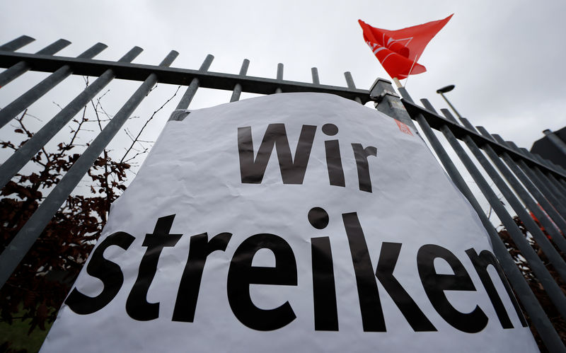 © Reuters. German industrial trade union IG Metall workers protest in Hanau