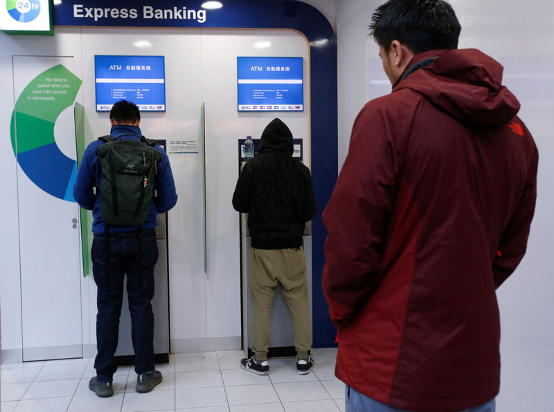 © Reuters. People use ATM machines at a bank in Hong Kong