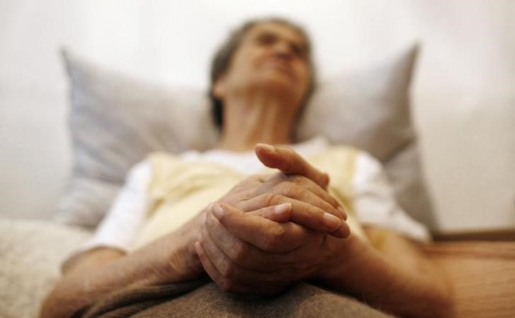 © Reuters. Una prueba de sangre para detectar el Alzheimer muestra resultados prometedores