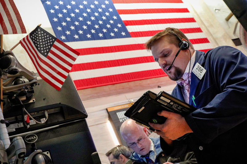 © Reuters. Traders work on the floor of the NYSE in New York