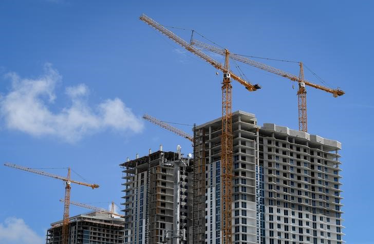 © Reuters. Construction towers above the skyline in Miami, Florida