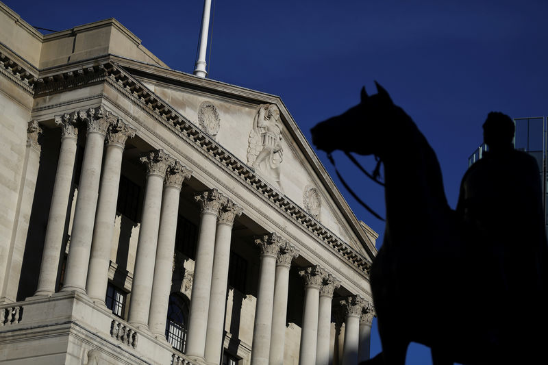 © Reuters. FILE PHOTO:A statue is silhouetted against the Bank of England in the City of London