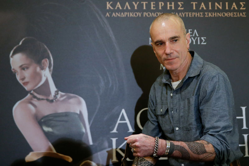 © Reuters. Ator Daniel Day-Lewis chega para entrevista em Atenas