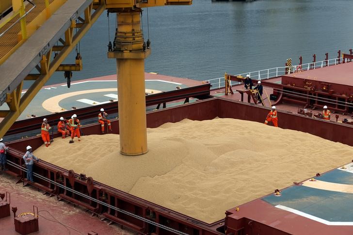 © Reuters. Carregamento de soja é preparado para exportação no porto de Santos, São Paulo