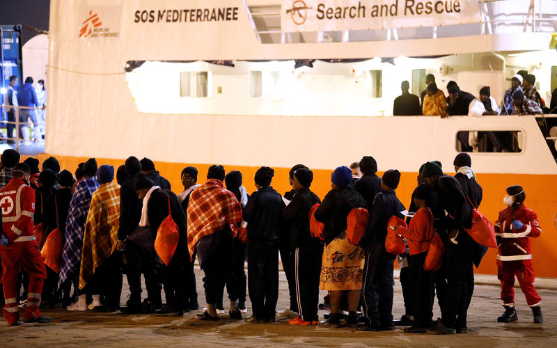 © Reuters. مهمة إنقاذ بحرية أوروبية جديدة تلغي إلزام السفن بنقل مهاجرين لإيطاليا