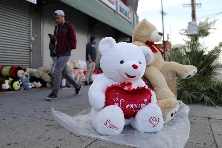 © Reuters. Ursinhos são vendidos no Dia de São Valentim em Los Angeles