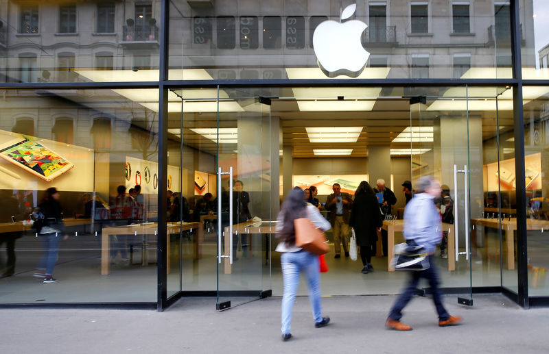 © Reuters. FILE PHOTO: People walk in front of a branch of U.S. technology company Apple in Zurich