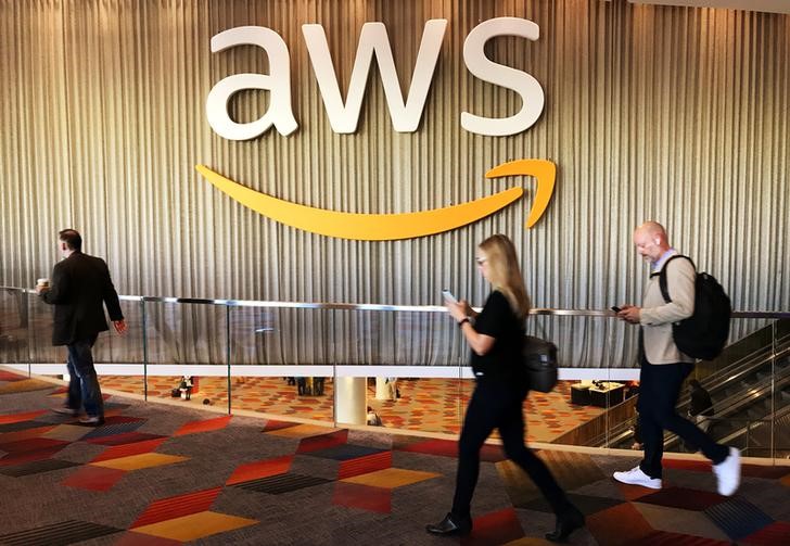 © Reuters. Pessoas circulam em evendo de negócio em núvem da Amazon em Las Vegas, Estados Unidos