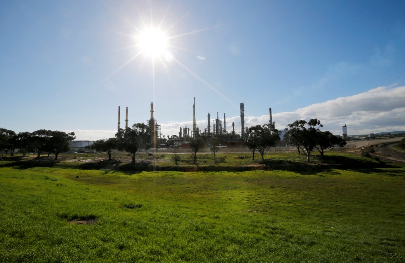 © Reuters. FILE PHOTO: The Chevron Oil Refinery is seen in Cape Town