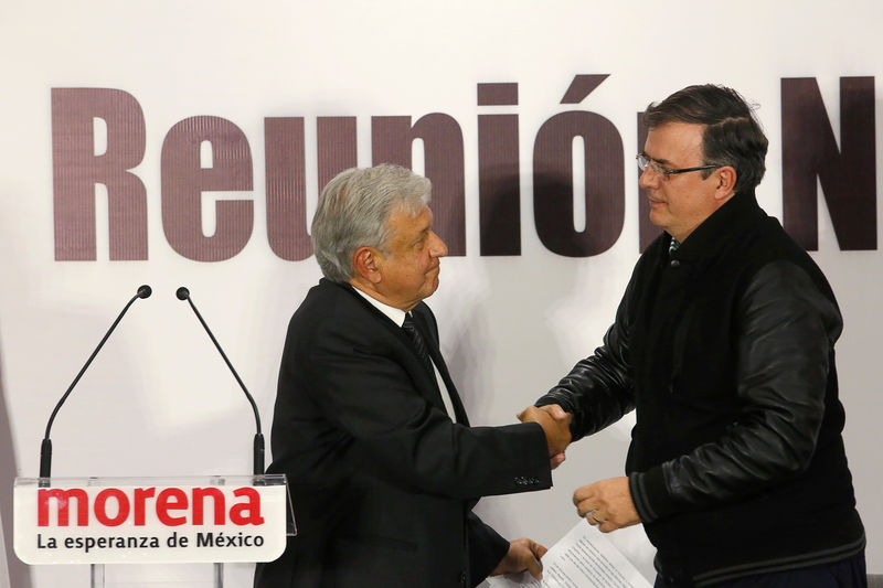 © Reuters. Leftist front-runner Lopez Obrador, presidential pre-candidate MORENA, shakes hands with former Mexico City's mayor Ebrard during an event to present new campaign officials in Mexico City