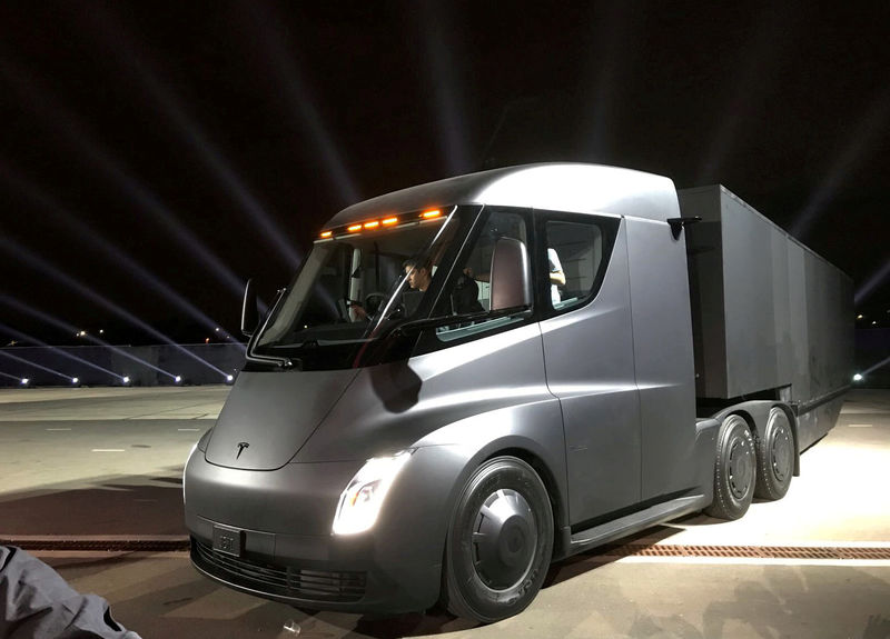 © Reuters. FILE PHOTO: Tesla's new electric semi truck is unveiled during a presentation in Hawthorne