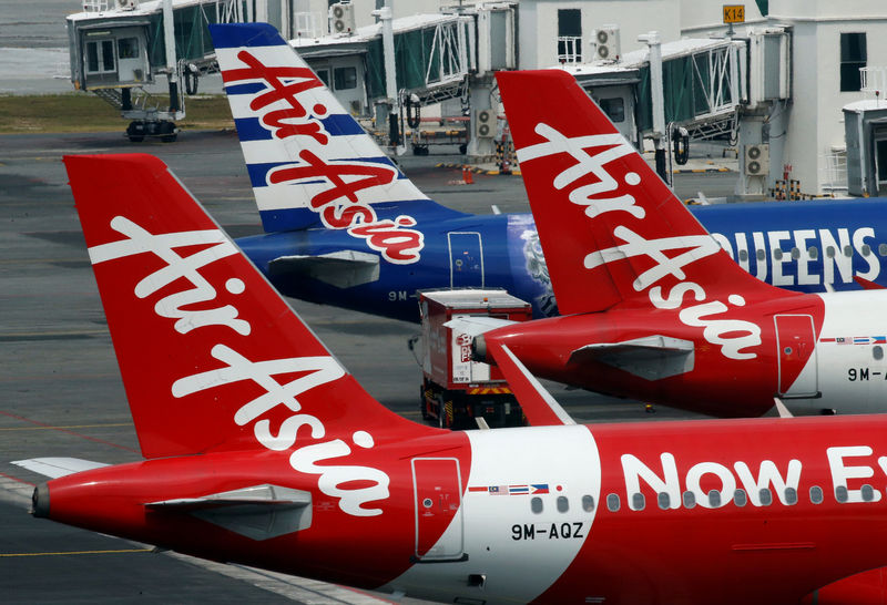 © Reuters. FILE PHOTO: AirAsia planes sit on the tarmac at Kuala Lumpur International Airport