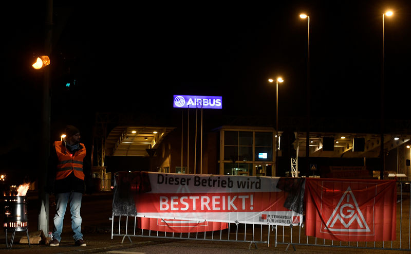 © Reuters. A banner is seen in front of the main entrance of plane maker Airbus during a 24-hour strike of German Metal Workers Union IG Metall in Hamburg-Finkenwerder