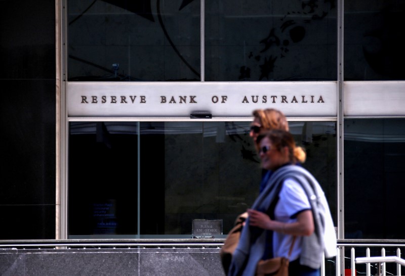 © Reuters. FILE PHOTO: Pedestrians walk past the main entrance to the Reserve Bank of Australia head office in central Sydney, Australia