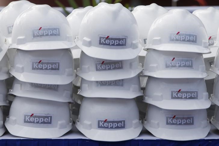 © Reuters. Capacetes da Keppel Corp vistos em Cingapura