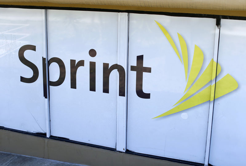 © Reuters. FILE PHOTO: The logo of U.S. mobile network operator Sprint Corp is seen at a Sprint store in San Marcos, California