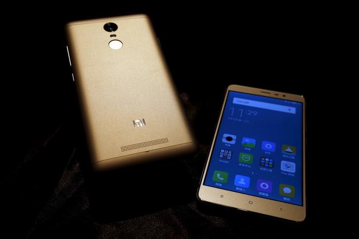 © Reuters. Смартфоны Xiaomi Redmi Note 3